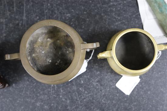Two Chinese bronze gui censers, W. 17.5 and 13cm